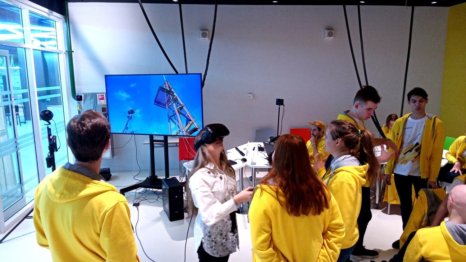 Ребята испытывают VR-симулятор геологоразведки